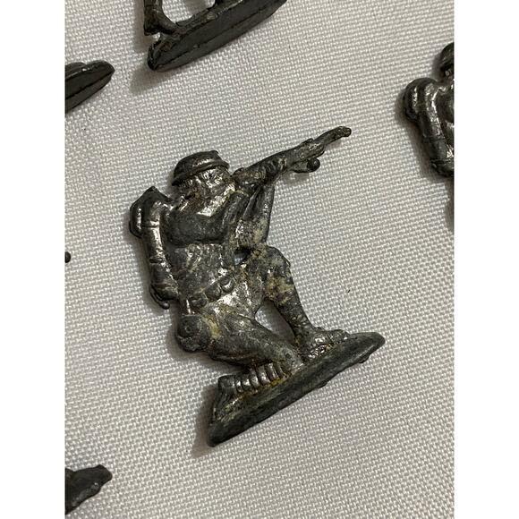 Vintage Cast Metal Toy Soldiers Army Men Figures Lot of 26 - Picture 5 of 7